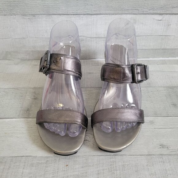 Bandolino Womens Metallic Wedge Sandals With Adjustable Buckle - Picture 2 of 6